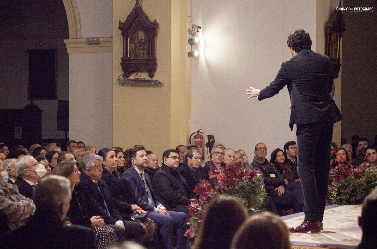 El público completó el aforo de la parroquia para asistir al concierto de Manuel Lombo.