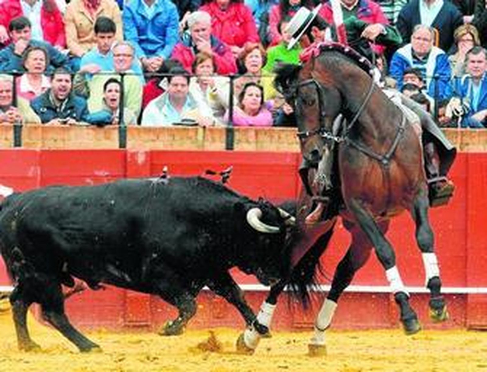 El rejoneador sevillano Diego Ventura expuso una barbaridad en el tercio de banderillas.