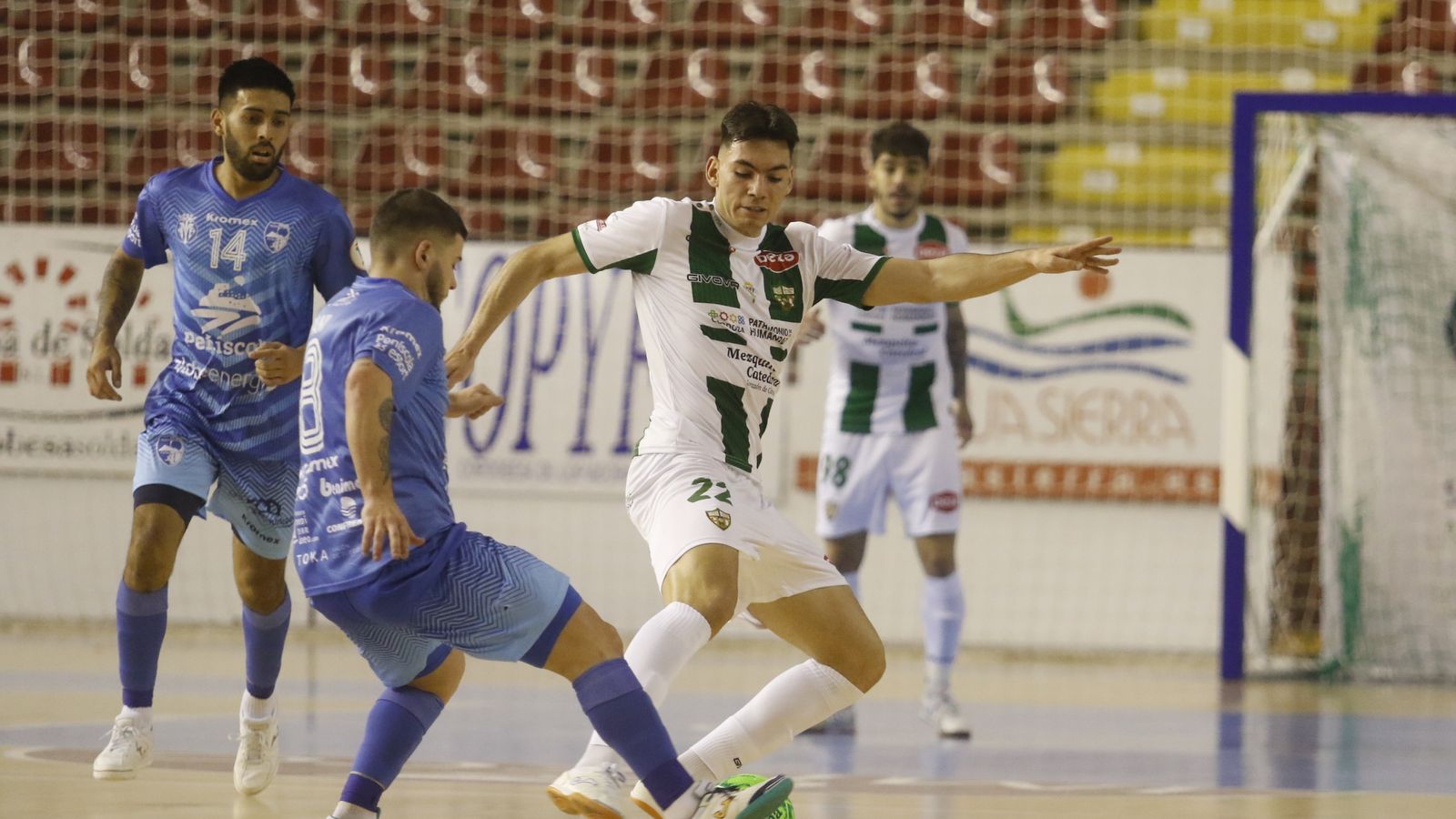 Ricardo Mayor supera la marca Paniagua, con Arrieta en segundo plano.