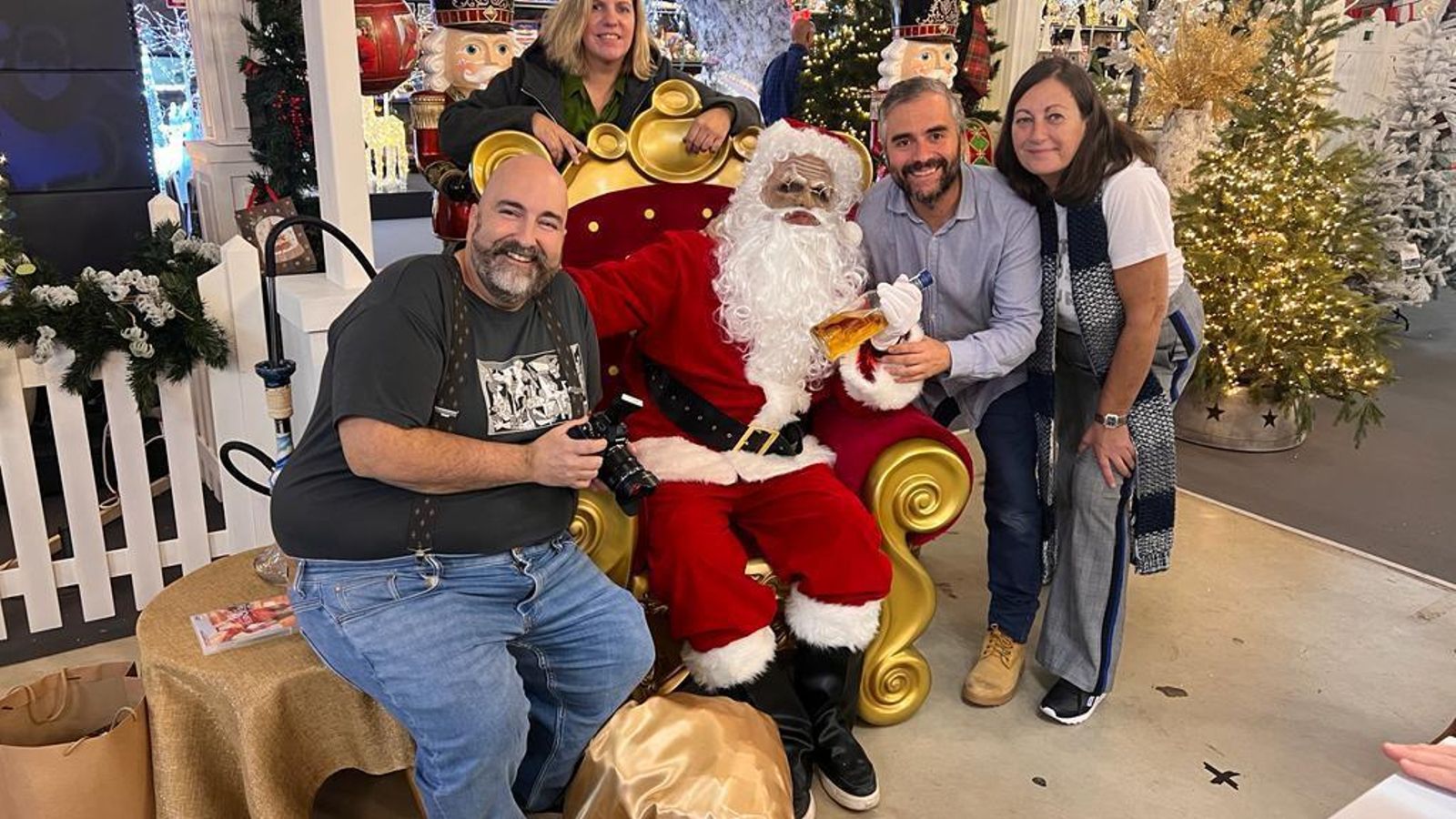 Sergio Lanzas, Mariola Fernández, Ángel Rueda, Pepa Cabello y Miguel Sevilla como Papá Noel. Sergio Lanzas, Mariola Fernández, Ángel Rueda, Pepa Cabello y Miguel Sevilla como Papá Noel.