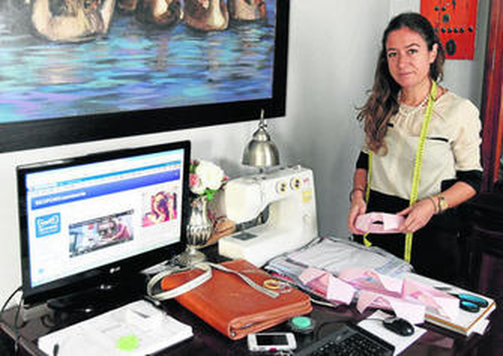 Carmen Silva junto a varios de sus instrumentos de trabajo.