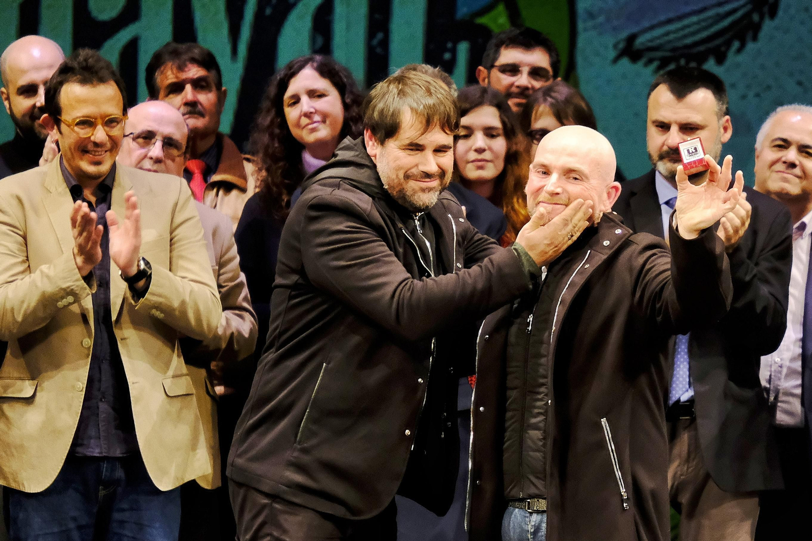 Tino Tovar le entrega el antifaz de oro a Joaquín Gutierrez.