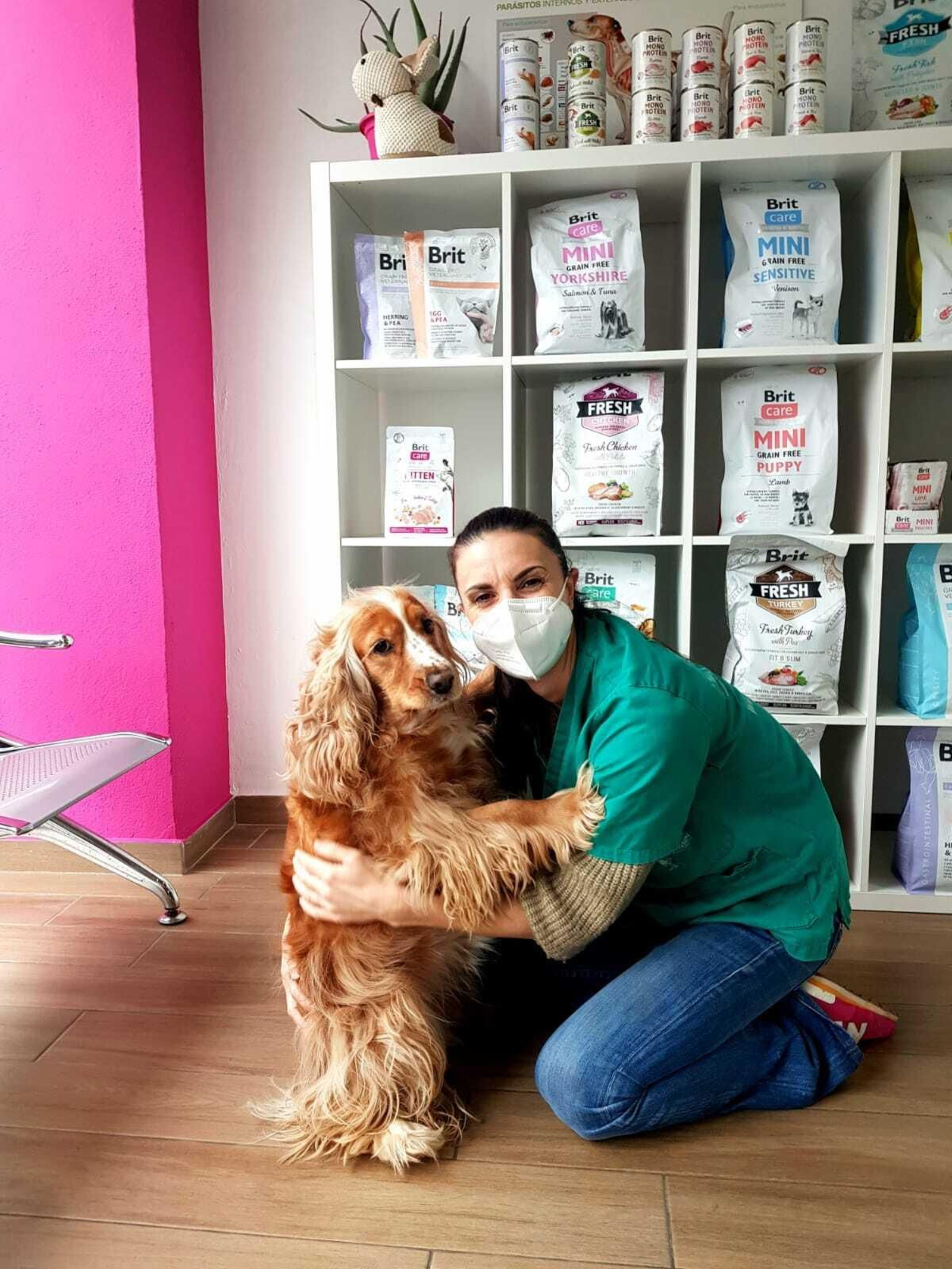 Emmanuelle con un perro en su clínica.
