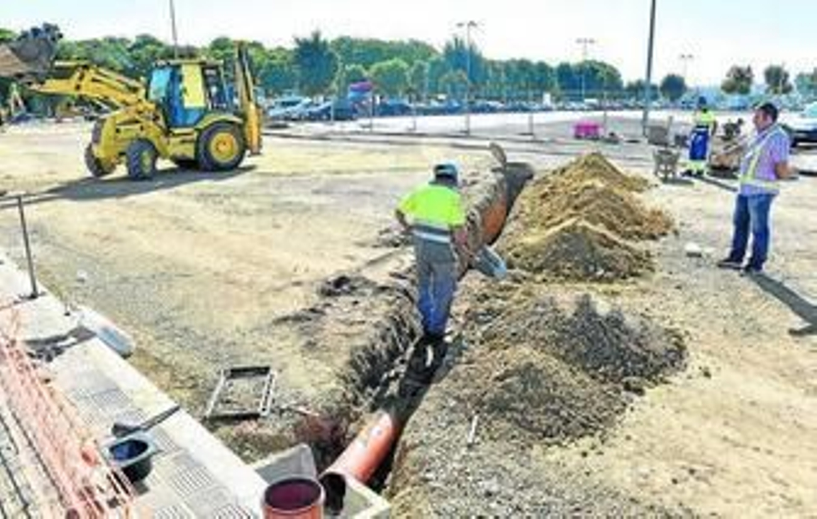 Obras de acondicionamiento, el 30 de agosto, del terreno junto al Metro de Blas Infante donde para la lanzadera.
