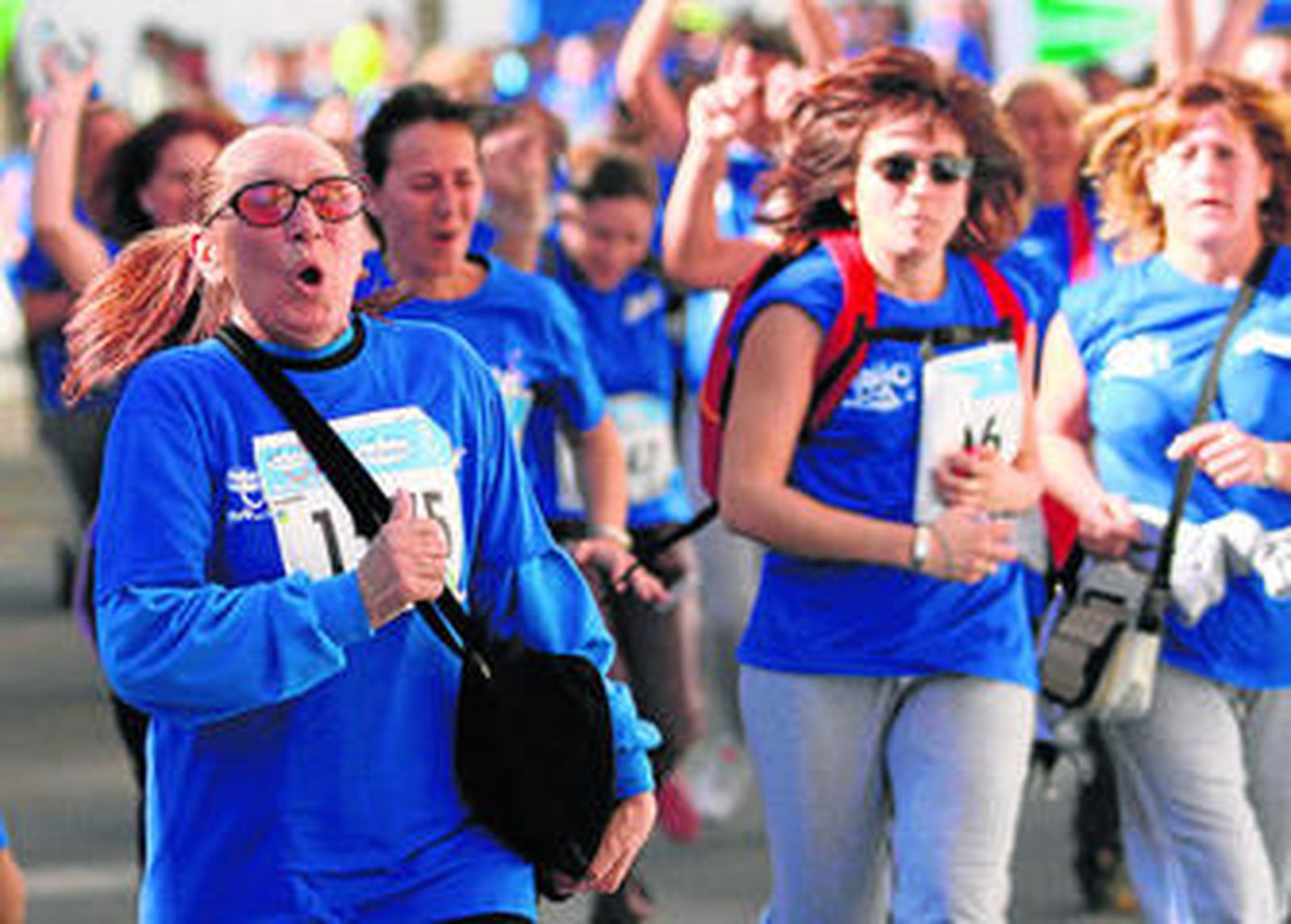 Participantes de una carrera popular femenina.