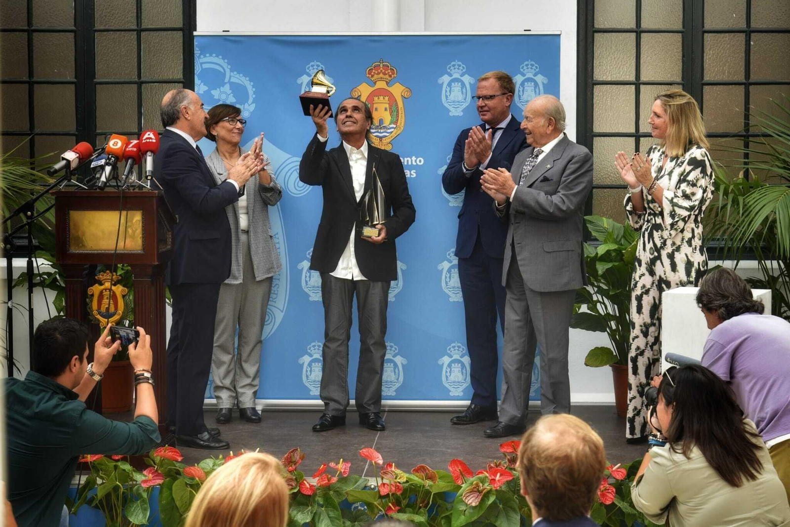 Landaluce preside el acto de nombramiento del algecireño Pepe de Lucía como nuevo embajador de Cádiz