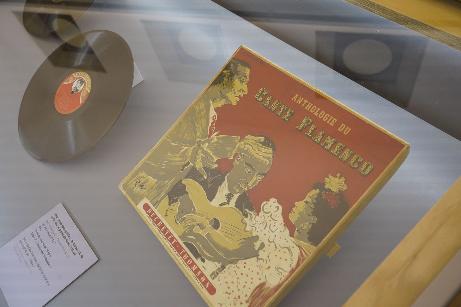 Objetos de una exposición sobre flamenco.