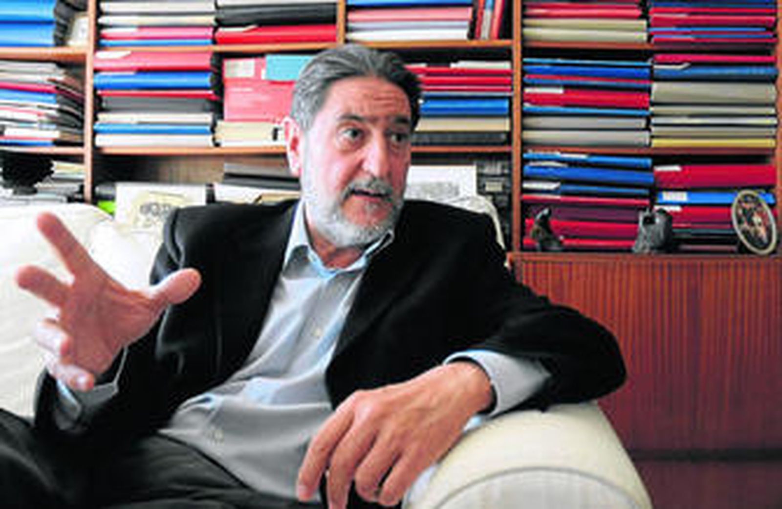 Manuel Ramón Alarcón, en su casa de Sevilla. Tendrá que buscar vivienda en Madrid.