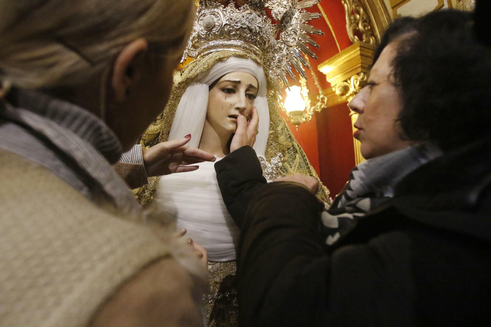 Concepción Gutiérrez toca el rostro de María Santísima de la Paz y Esperanza.