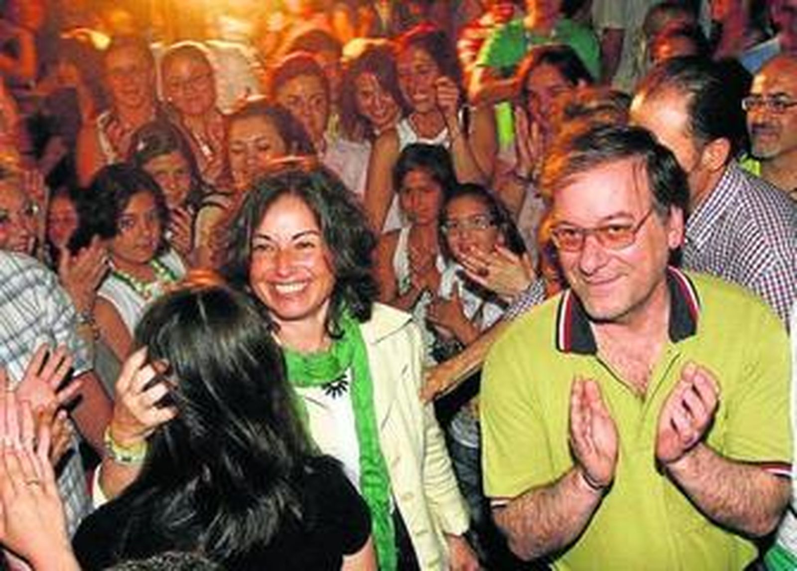 Maribel Peinado, en plena calle, antes de llegar a la sede del PA para celebrar los resultados.