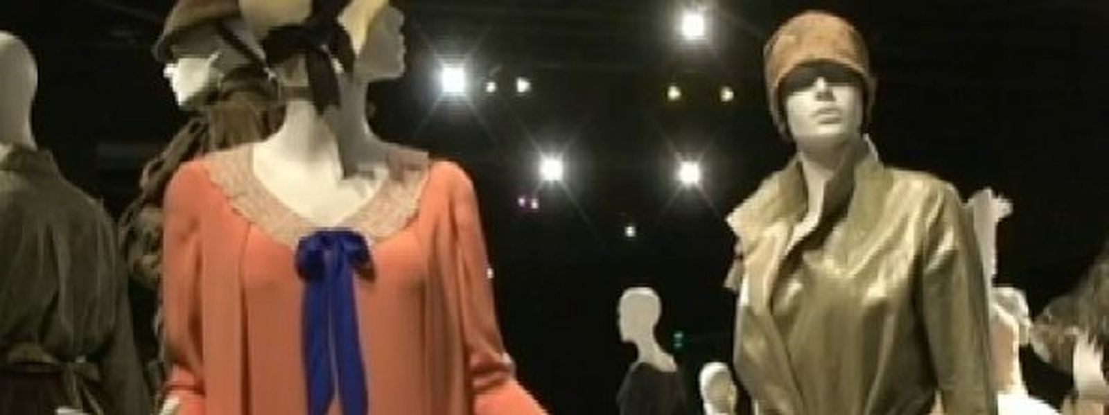 Vestido confeccionado para W.E. basado en un diseño vintage de seda, terciopelo y con detalles de cuero azul. /  EFE