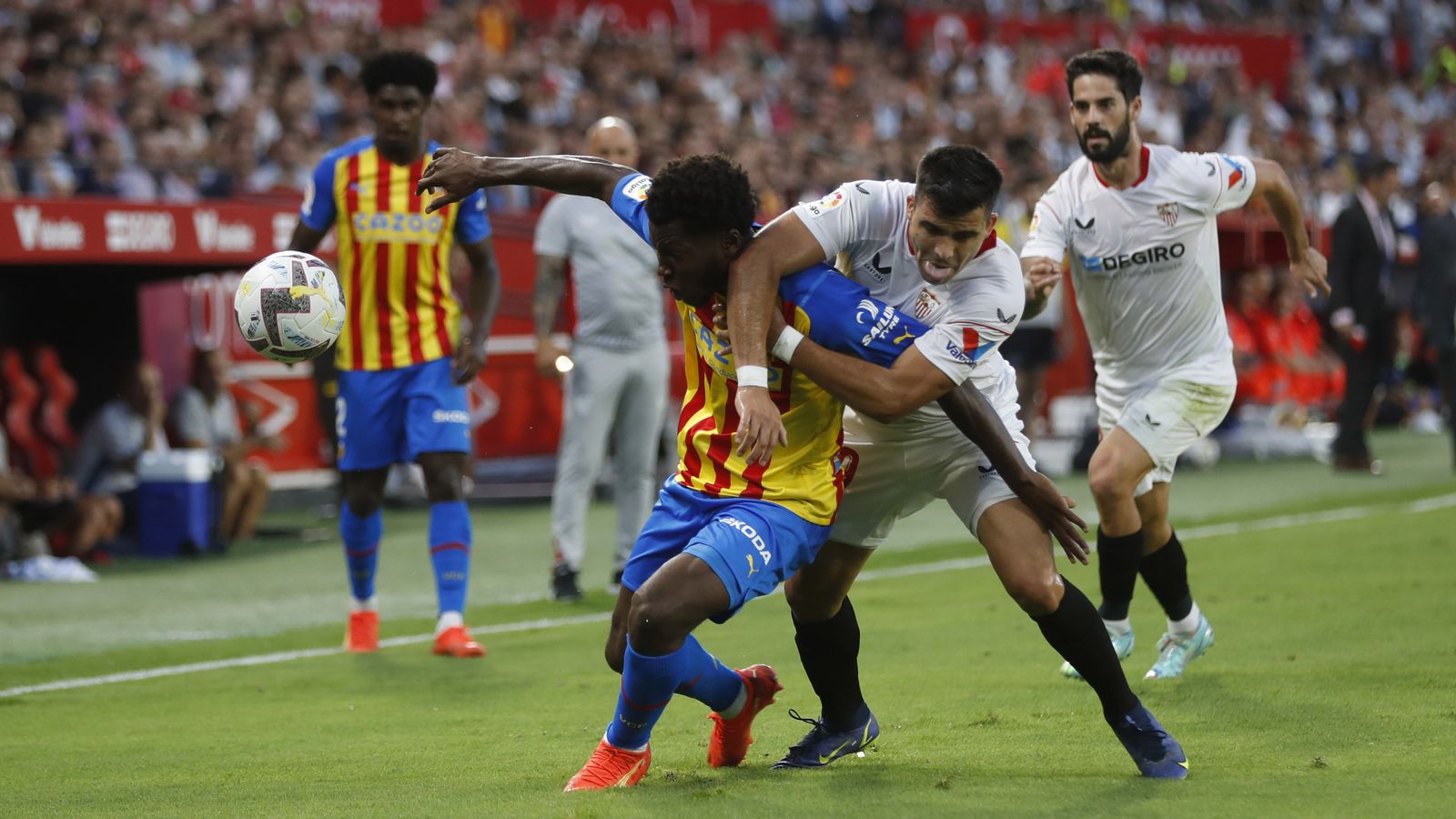 Acuña trata de evitar un avance de Musah.