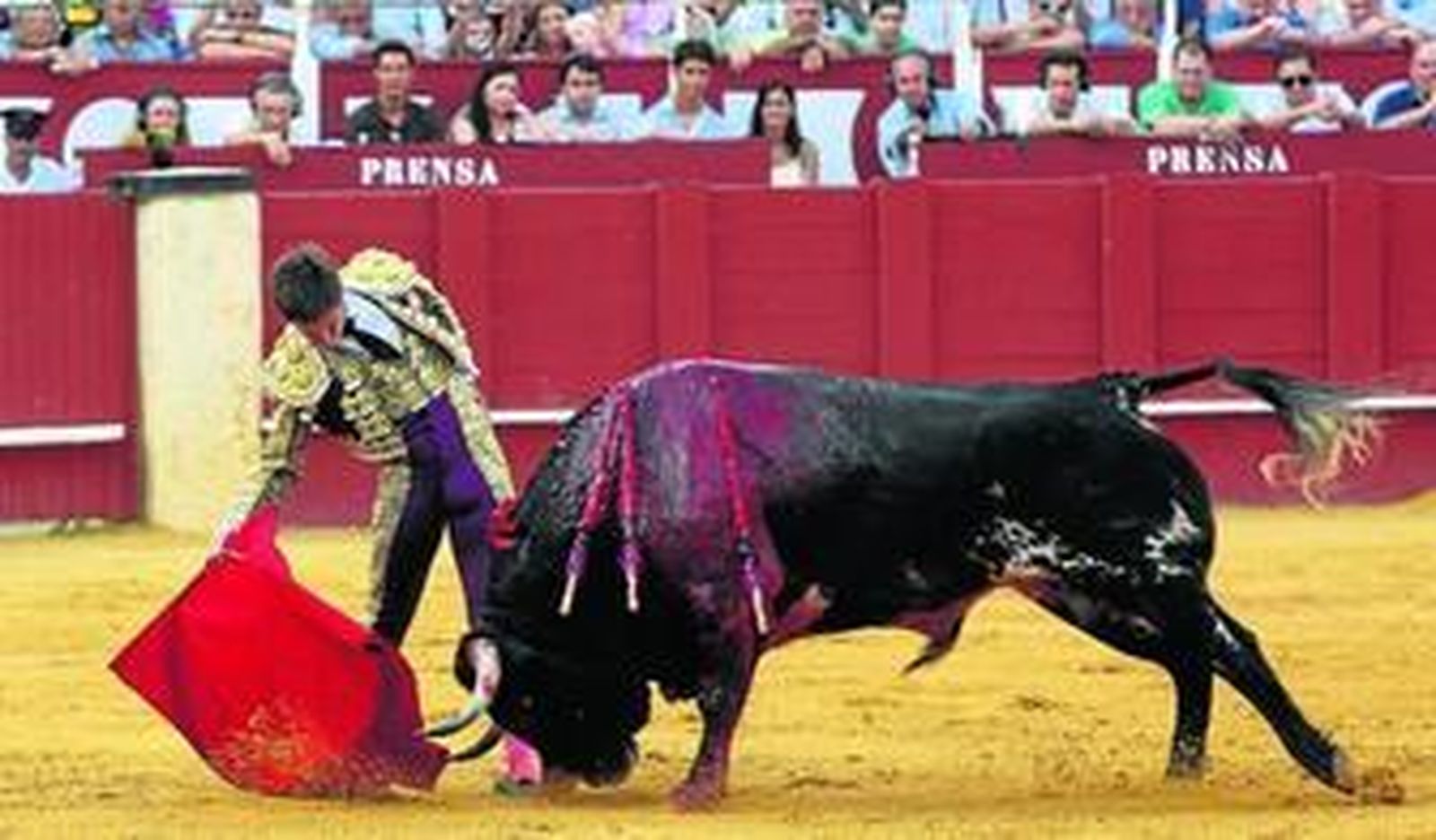 Julián López 'El Juli' durante la faena de muleta ante uno de sus toros.