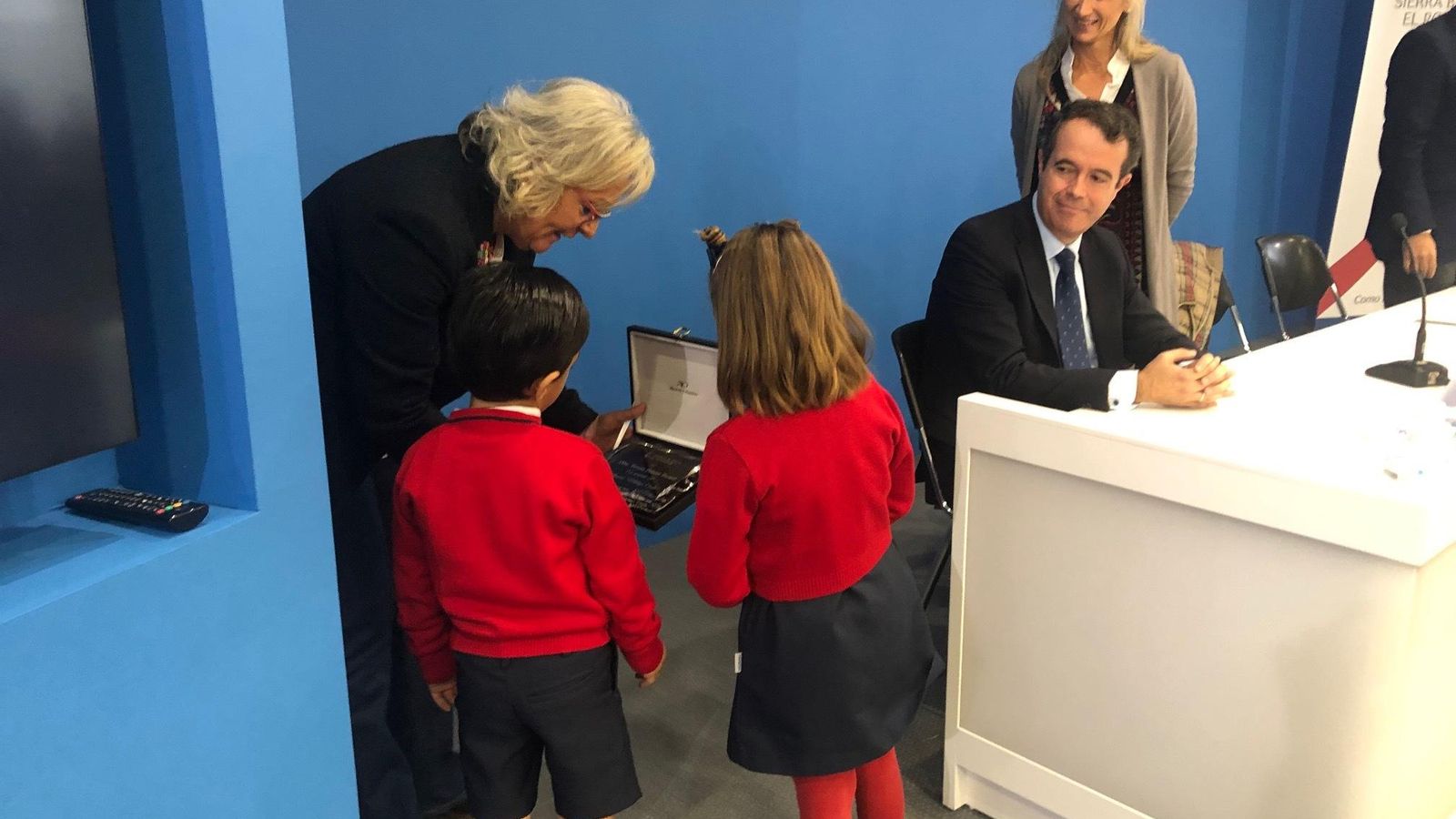 La concejala Teresa Porras visita a los niños del colegio Sierra Blanca.