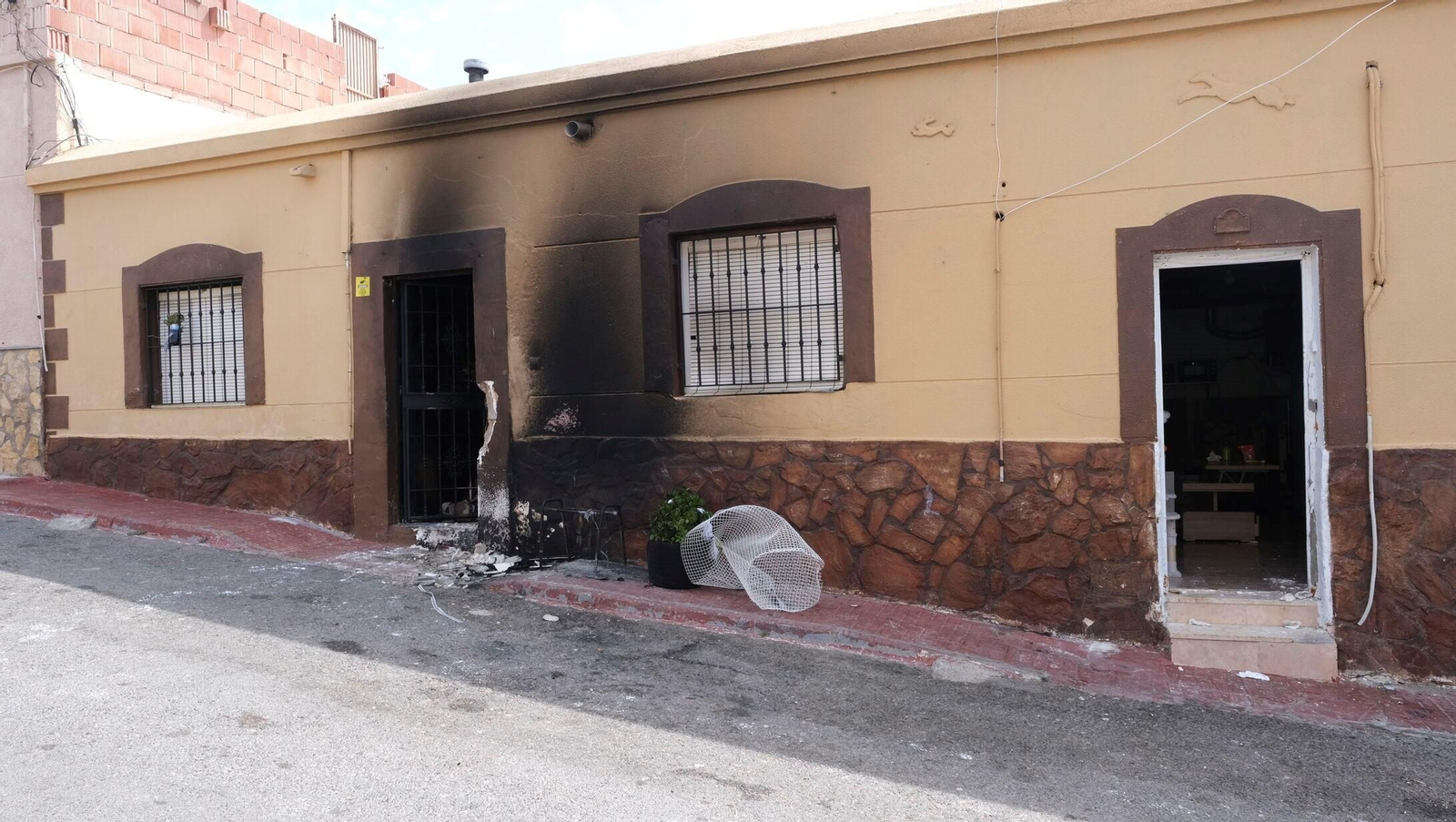 Así quedo una de las viviendas de Los Saúles en represalia por la muerte del joven Latero