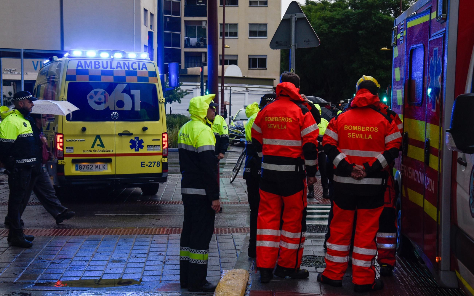 Los servicios de emergencia en el lugar de los hechos a primera hora del lunes.