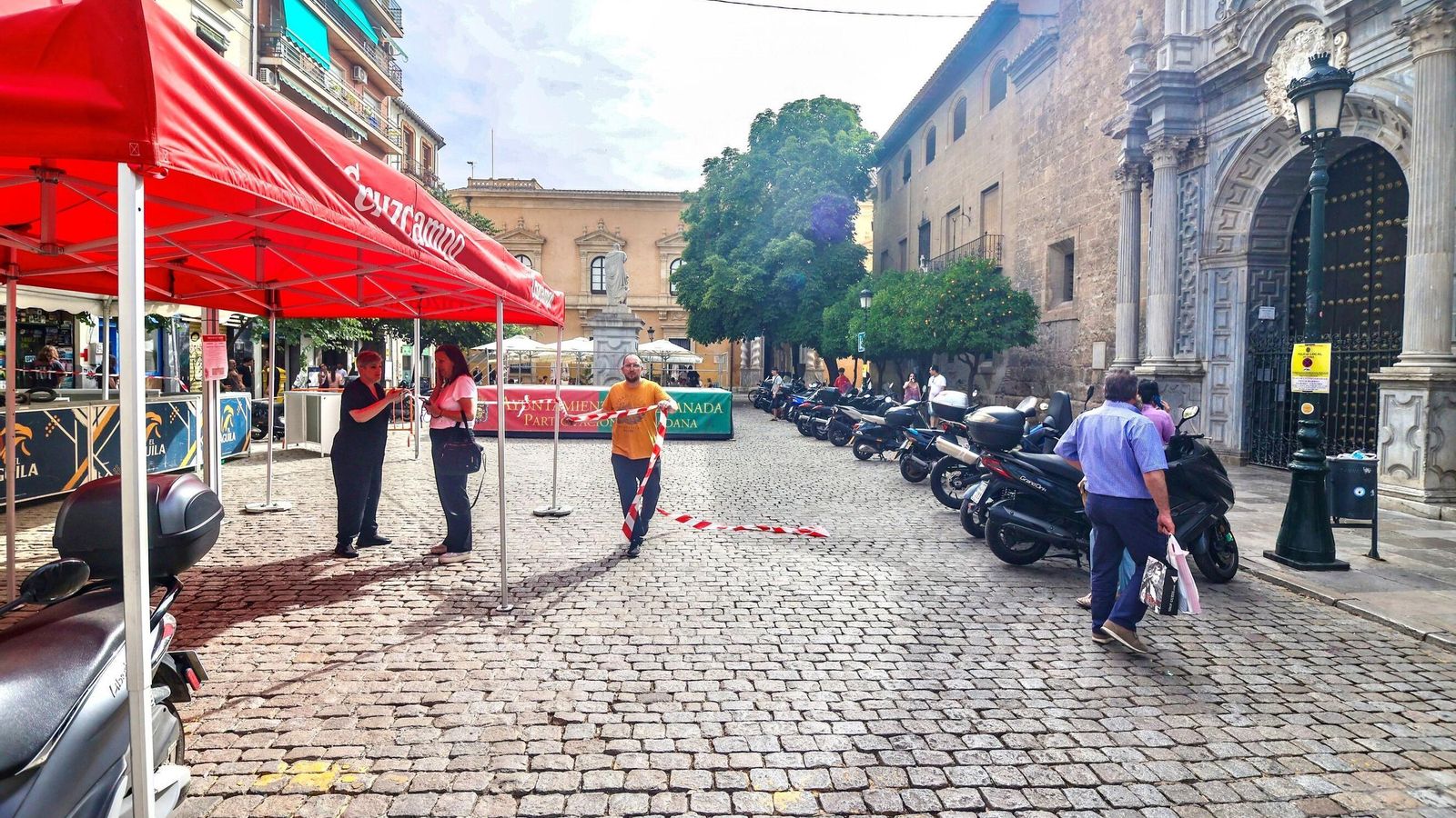La barra y el escenario instalado en la Plaza de Derecho, frente a la iglesia de los santos Justo y Pastor La barra y el escenario instalado en la Plaza de Derecho, frente a la iglesia de los santos Justo y Pastor