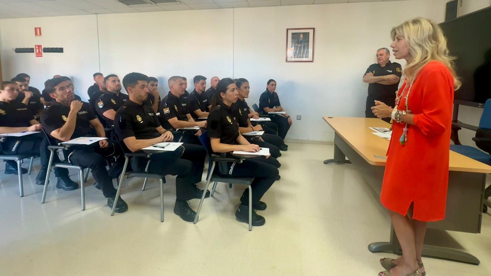 La subdelegada del Gobierno en Huelva, María José Rico, con los policías nacionales llegados a Huelva.