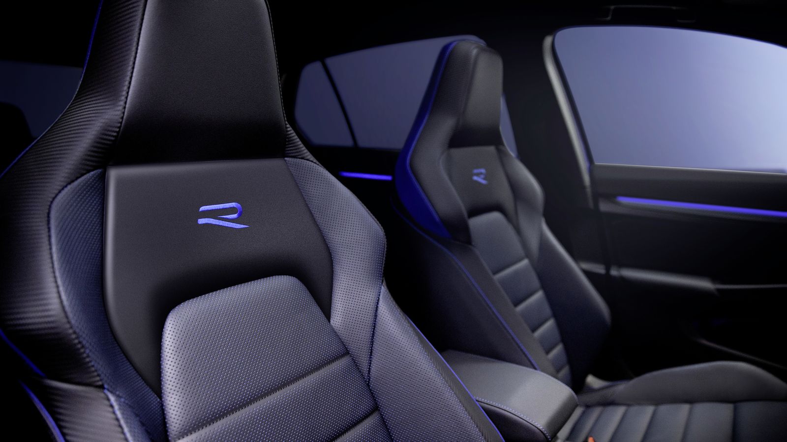 Como en el Golf GTI, en el Golf R los asientos son de tipo bacquet, con un perfil muy similar.