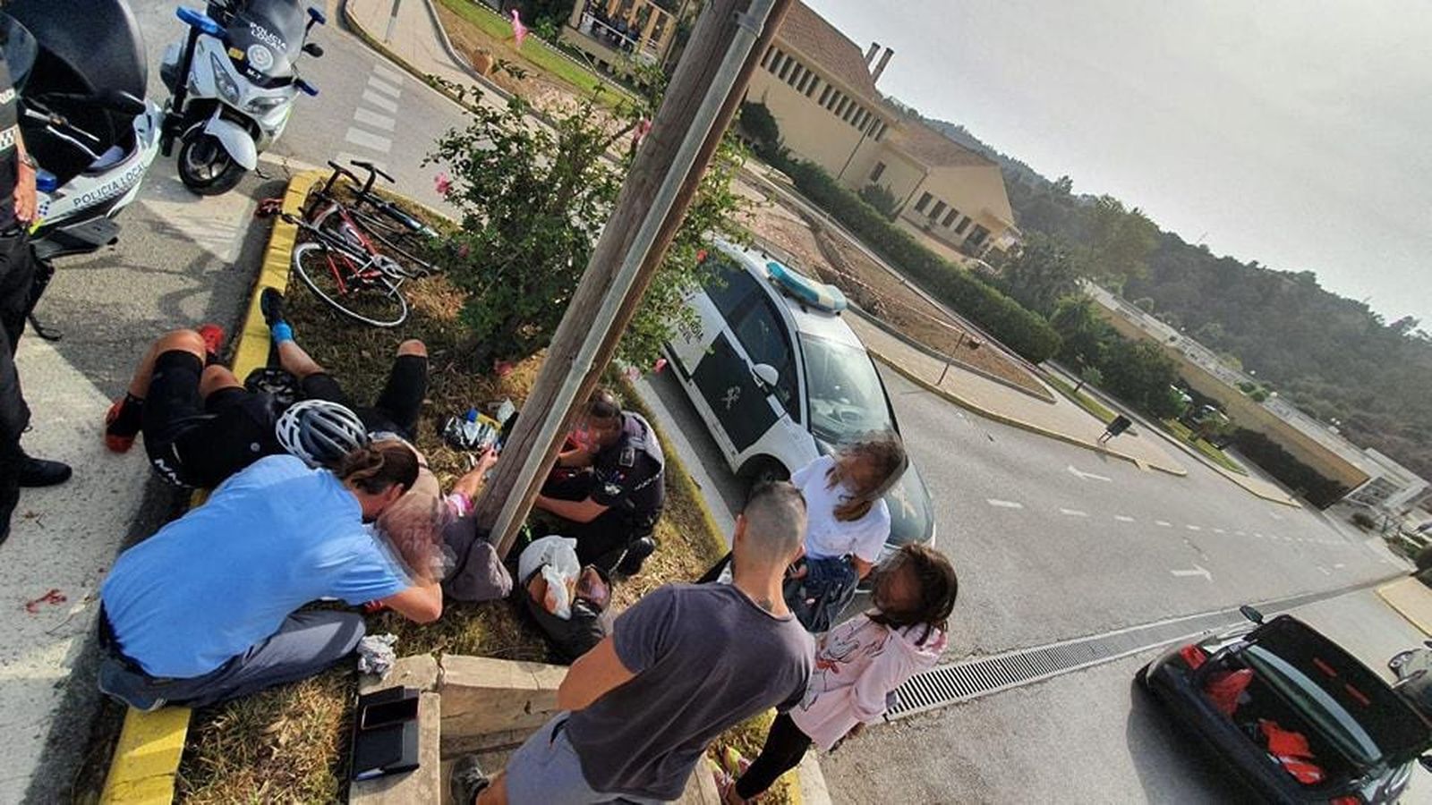 El ciclista tendido en el suelo momentos después del accidente de tráfico.