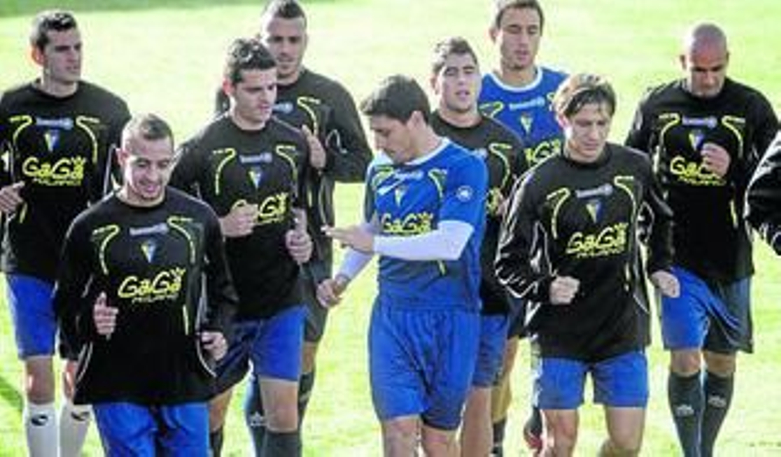 Peragón -en el centro de la imagen- le muestra la mano izquierda a Aitor Núñez en una carrera de grupo.