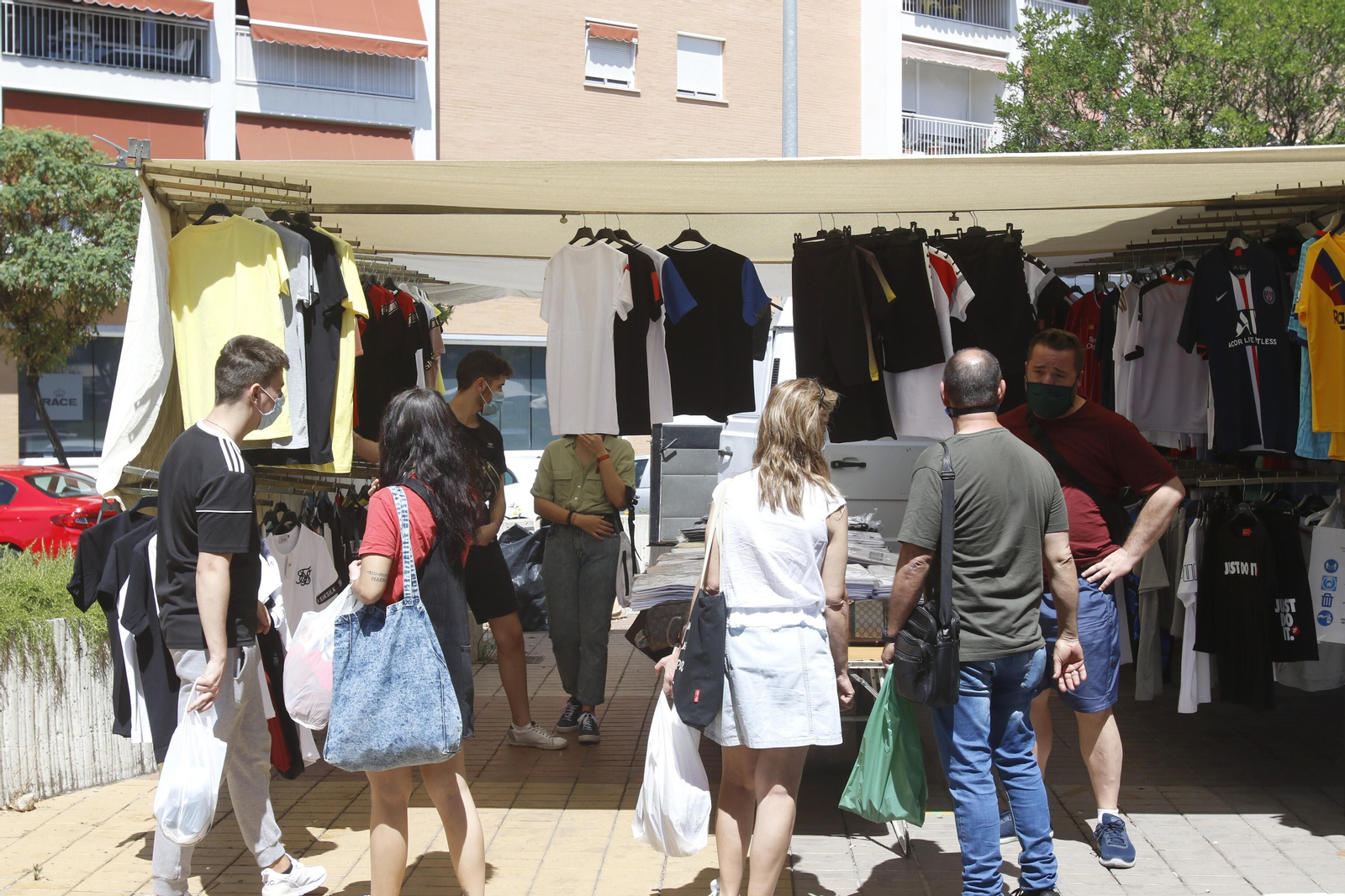El regreso de los mercadillos de Córdoba tras la crisis del coronavirus, en fotos