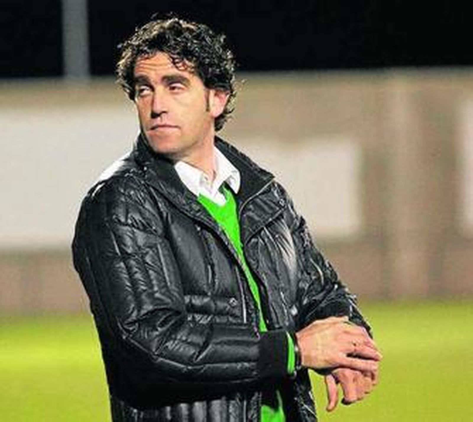 Ortega se gira en un partido de este año con el Comarca.