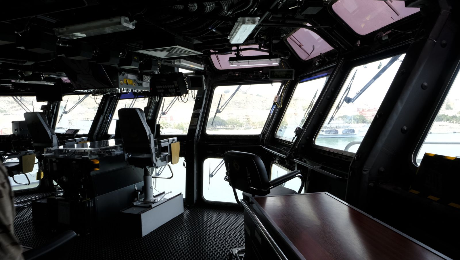 Fotogalería de la visita al portaaviones Juan Carlos I. Puerto de Almería.