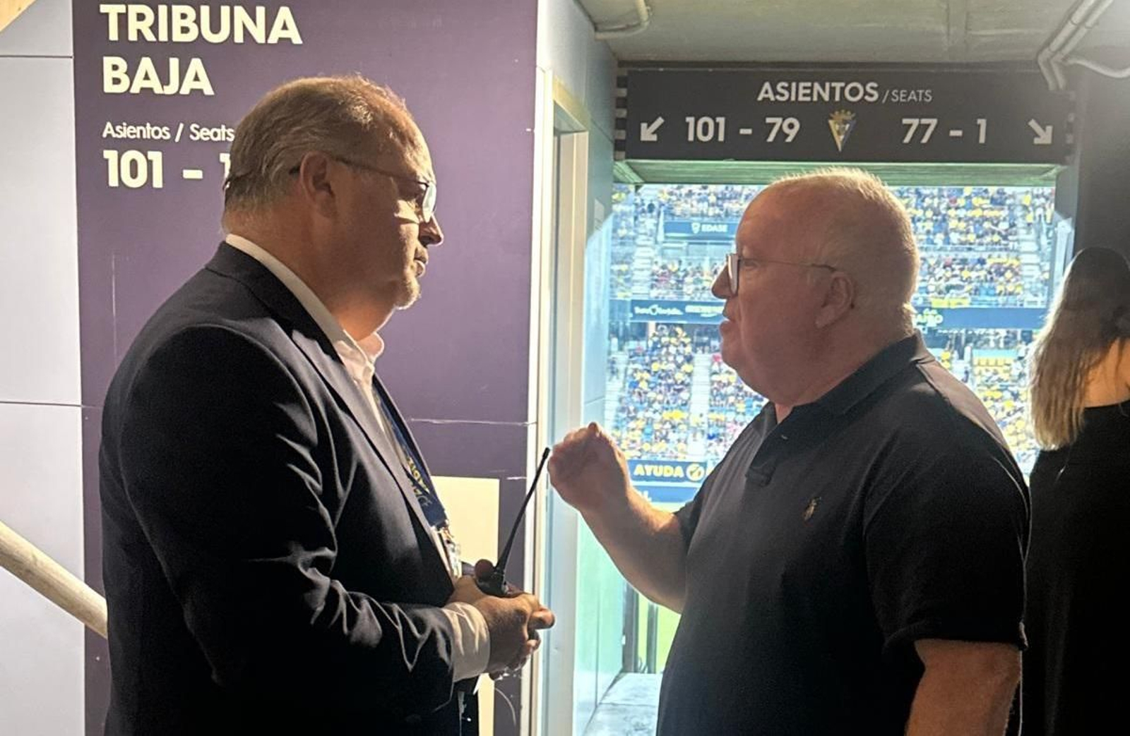 Carlos Medina habla con Luis Miguel de las Damas, director de seguridad del Cadiz.