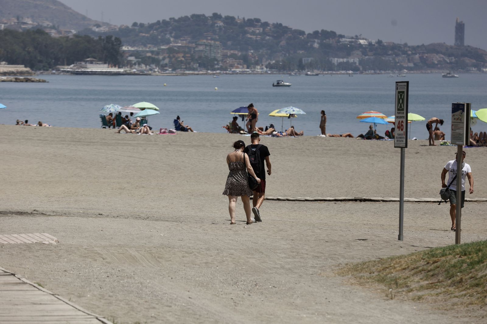 Gran ambiente en las playas de Málaga en plena jornada electoral