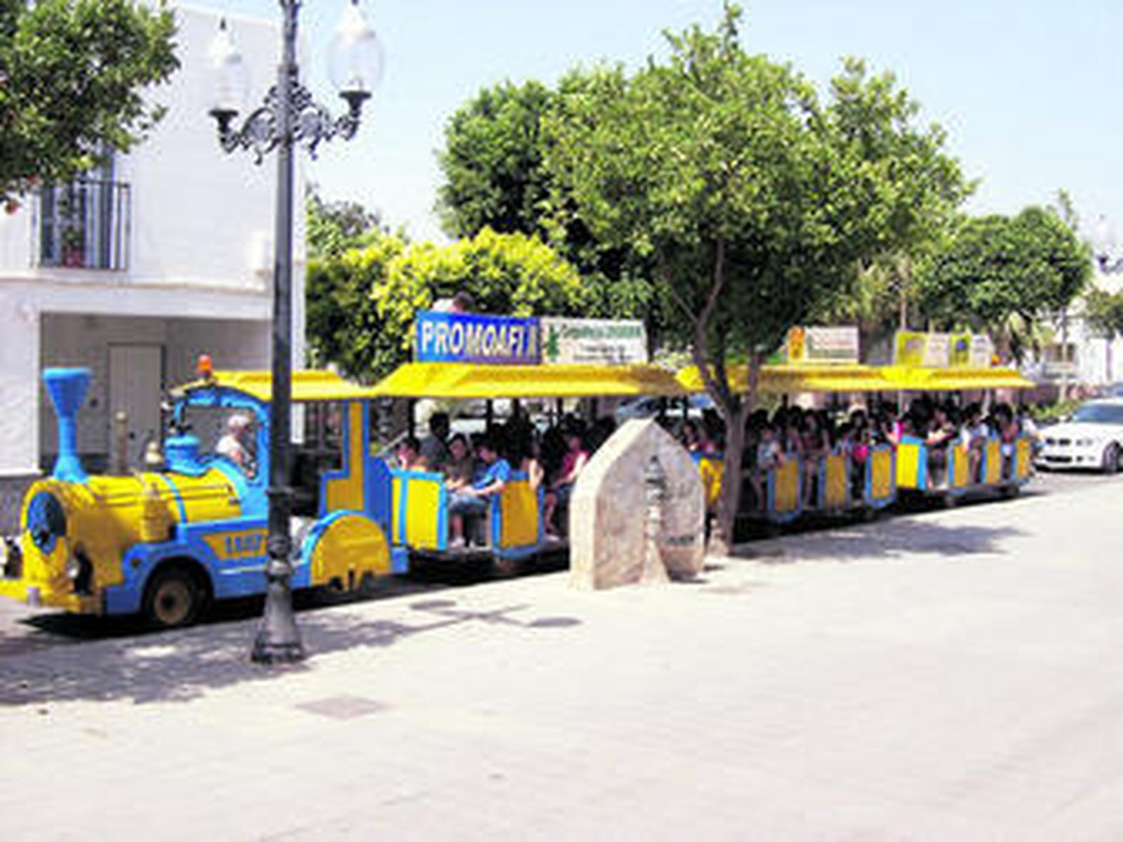 El tren turístico recorre las calles durante todos los días de las fiestas.