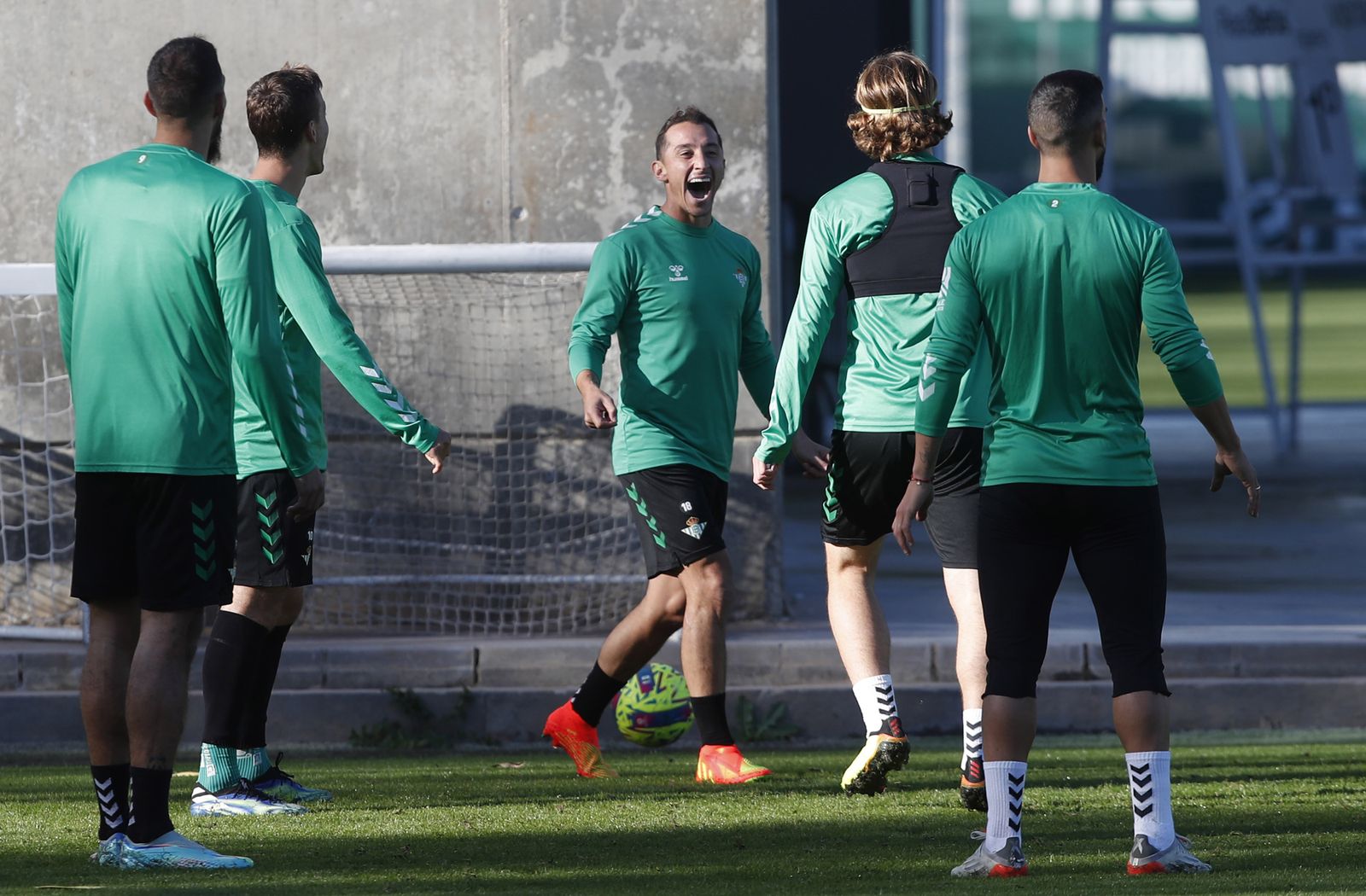 Guardado bromea con Félix en un entrenamiento en la ciudad deportiva del Betis.