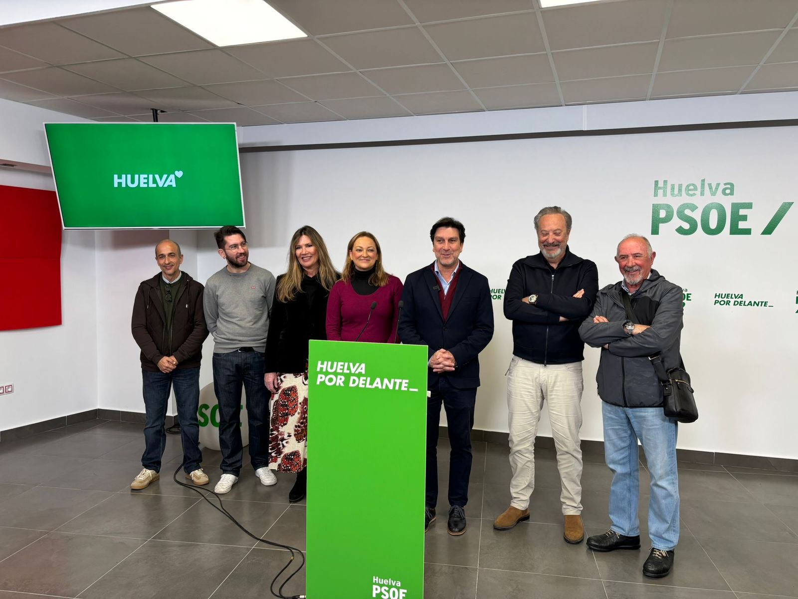Enrique Gaviño junto a varios compañeros del PSOE onubense, este martes en rueda de prensa.