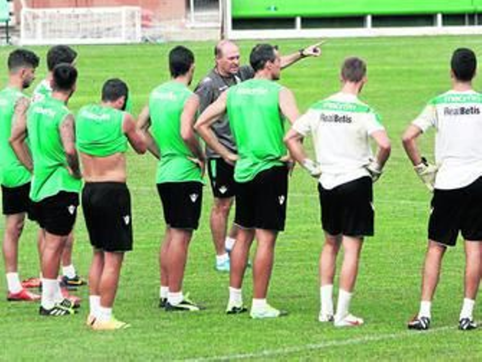 Pepe Mel realiza una indicación a sus jugadores en el entrenamiento.