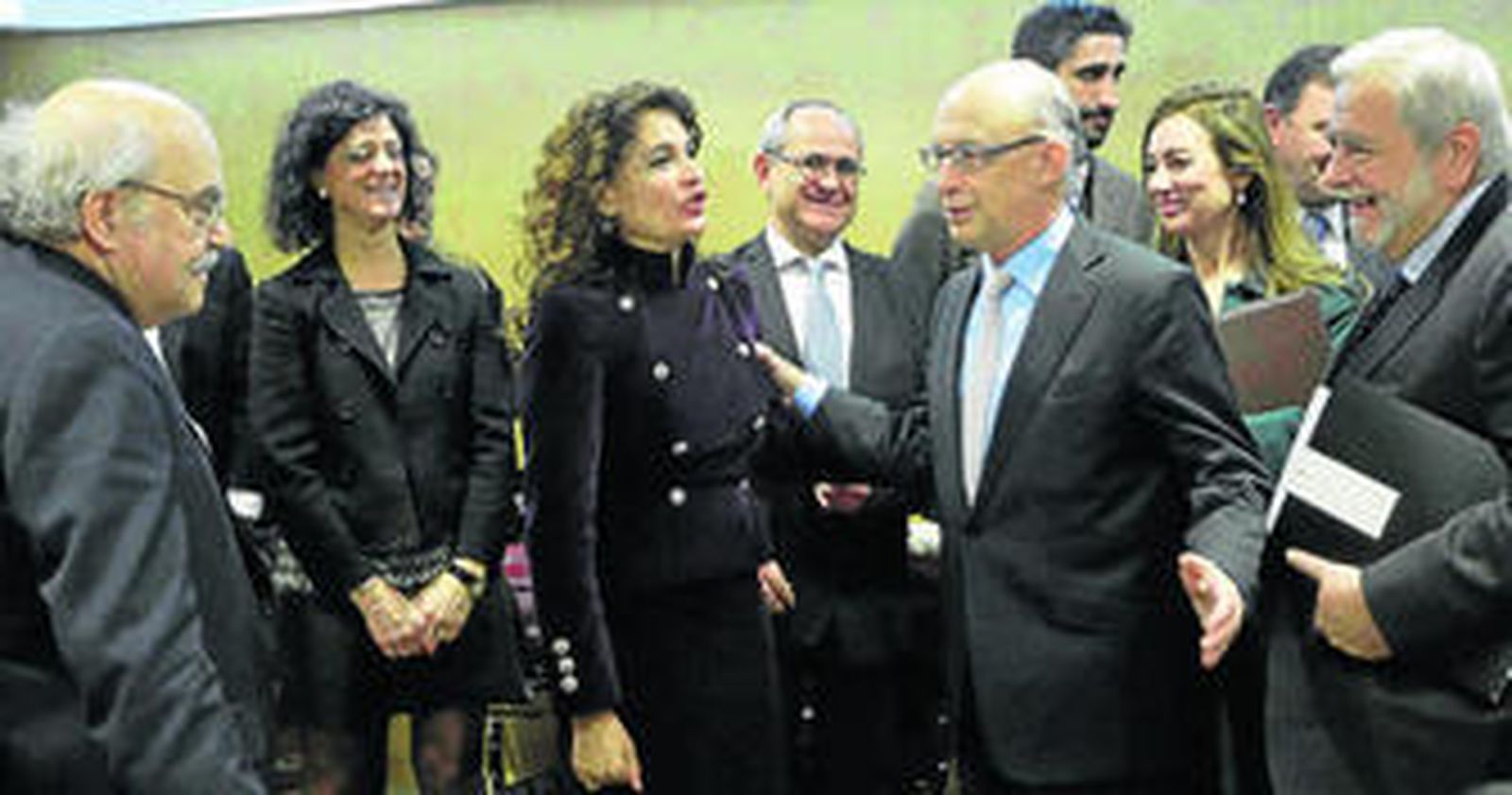 El ministro Montoro con varios consejeros autonómicos, entre ellos, la andaluza María Jesús Montero.