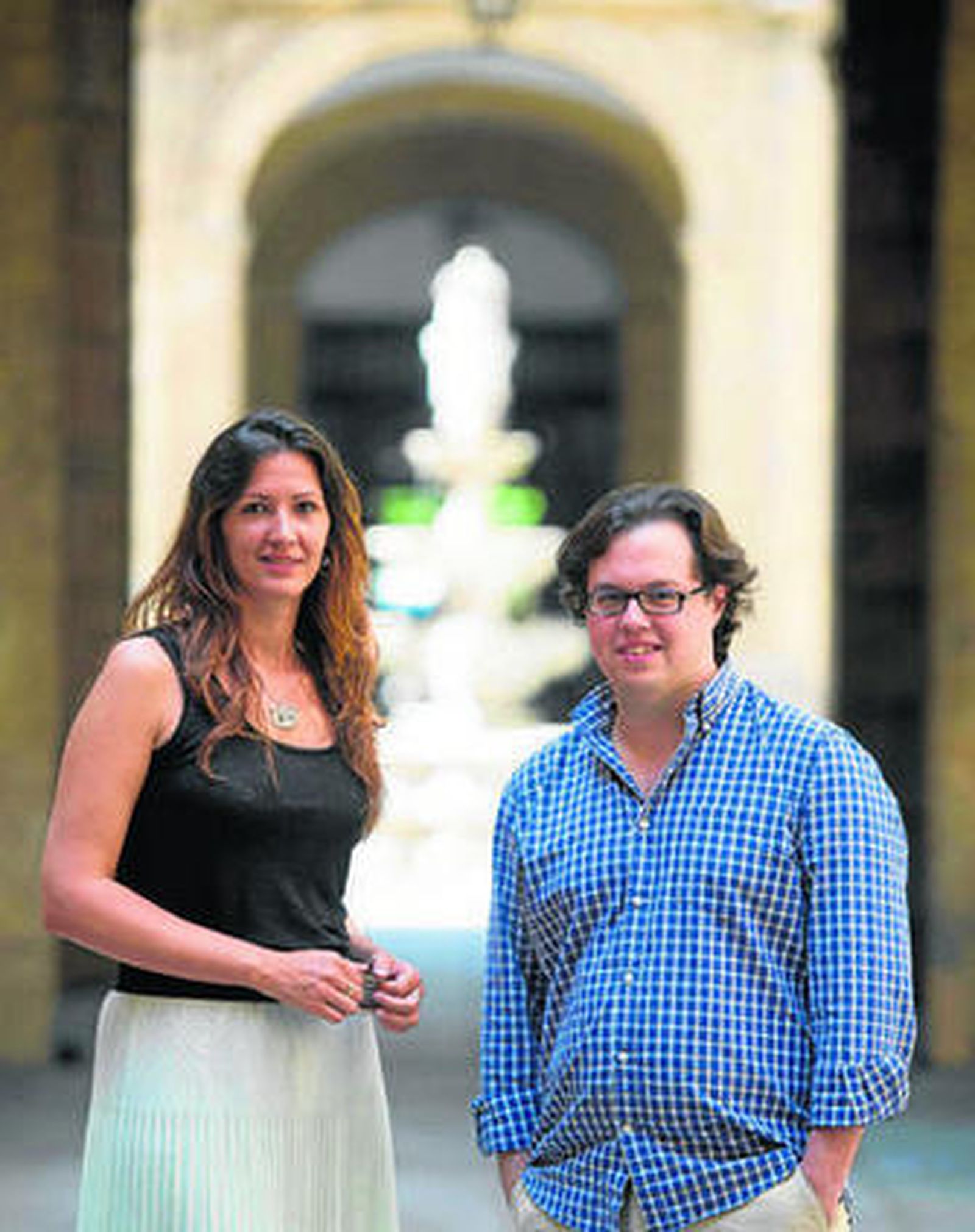 Escardiel González e Ismael Jiménez, en uno de los patios de la sede de la Universidad de Sevilla.