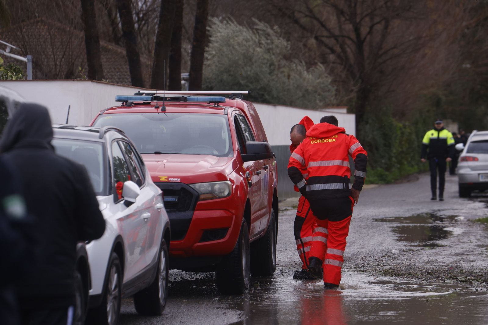 Los vecinos de Guadalvalle desalojan sus parcelas por la crecida del Guadalquivir, en imágenes