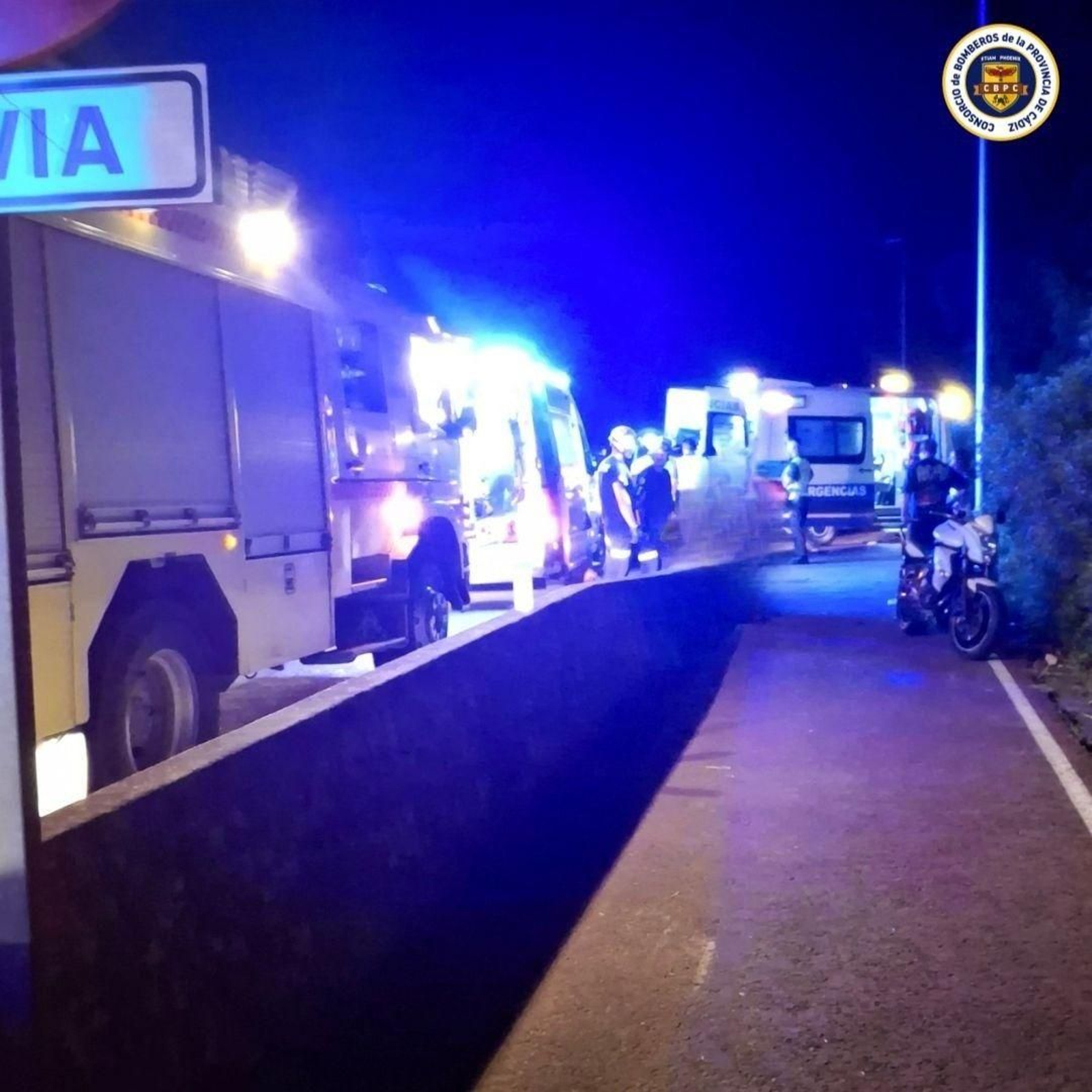 Bomberos y servicios sanitarias atendiendo a los heridos en el accidente de tráfico registrado en la A-382, la autovía que enlaza Jerez y Arcos