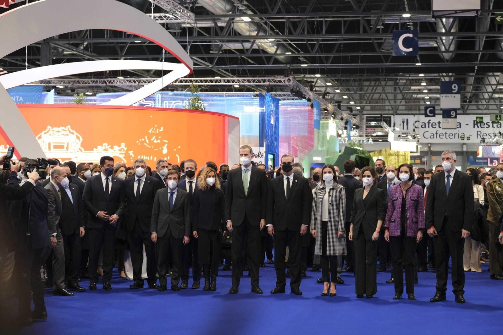 Posado de toda la comitiva en la inauguración de Fitur 2022.