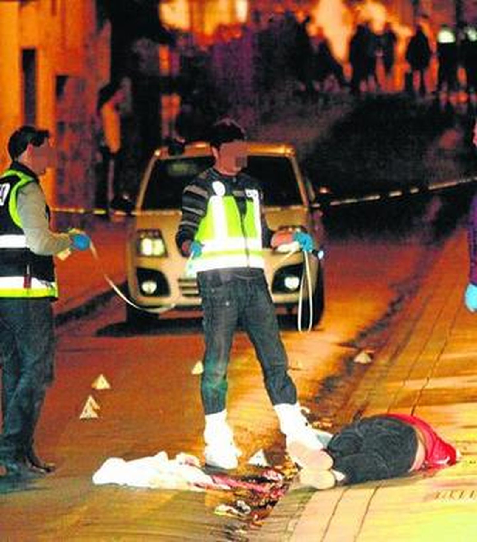 El cuerpo del fallecido, en el suelo de la calle Monachil a la espera de la llegada de la autoridad judicial.