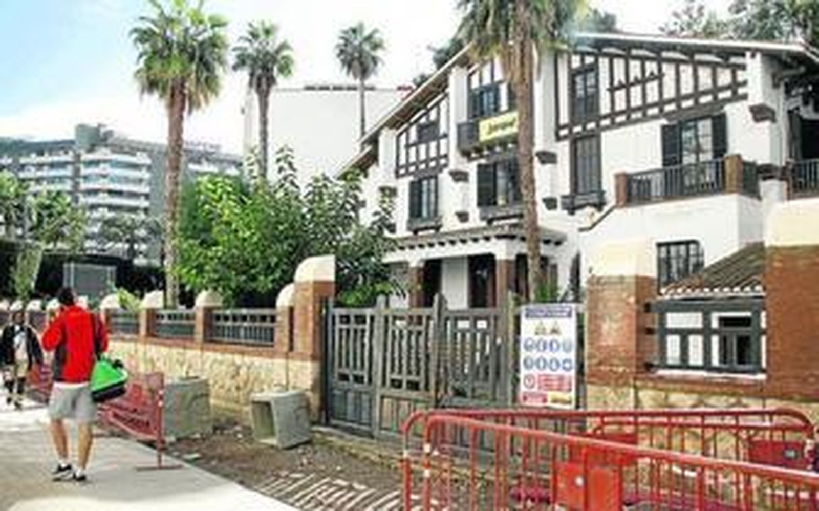 Vista de la fachada de la casa González Montoya desde la calle Gerona, donde el Ayuntamiento remata la reforma de la vía.