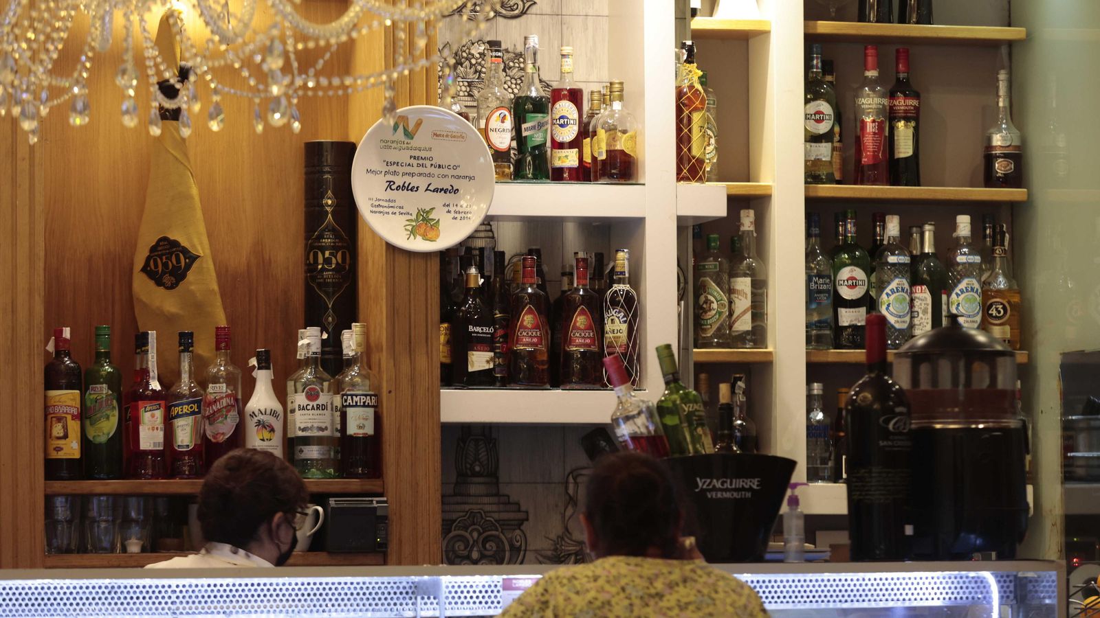 Bebidas espirituosas en un establecimiento de hostelería.