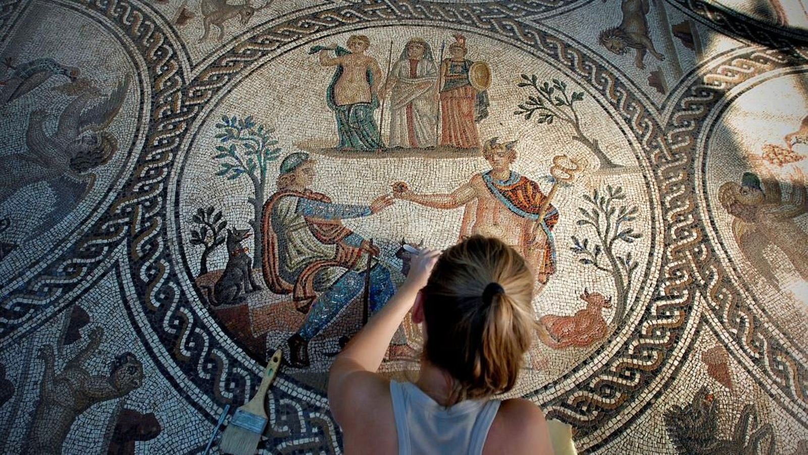 Proceso de limpieza y conservación del Mosaico de los Amores, una de las joyas del yacimiento iberorromano de Cástulo, considerado uno de los grandes hallazgos arqueológicos de Europa en el siglo XXI.