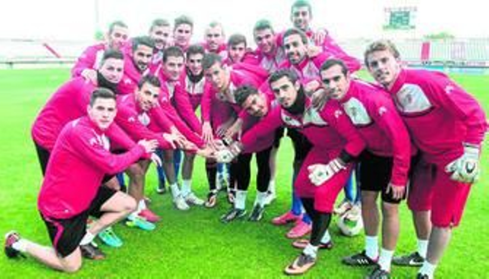 Los futbolistas albirrojos hacen piña, ayer en su vuelta al trabajo en el Nuevo Mirador.