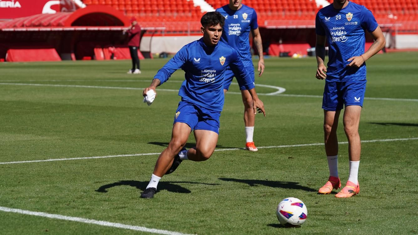 Marcos Peña participa en uno de los rondos del equipo en el Power Horse Stadium.