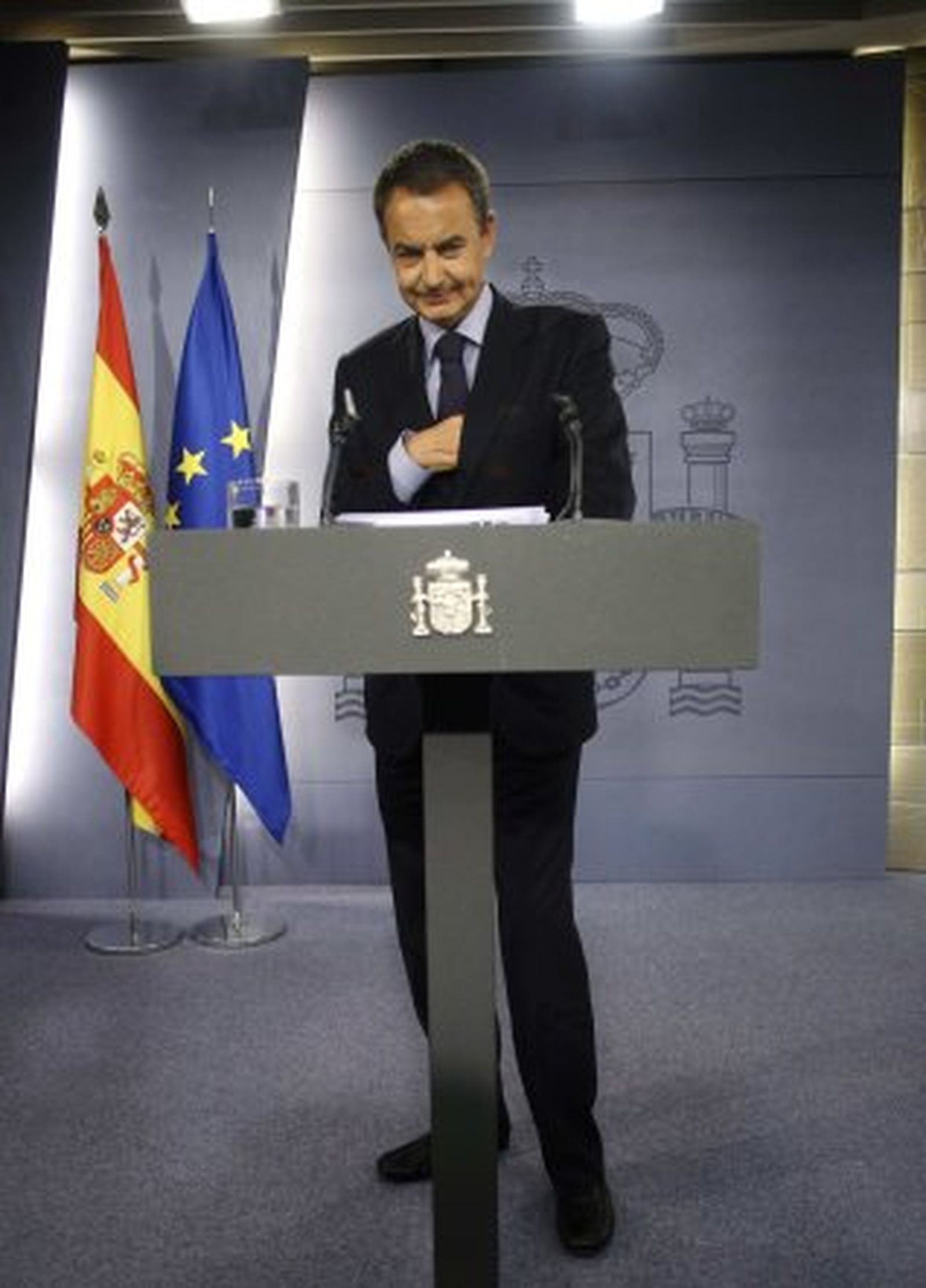 Zapatero admite el "frenazo" económico y rechaza que las medidas sean ...