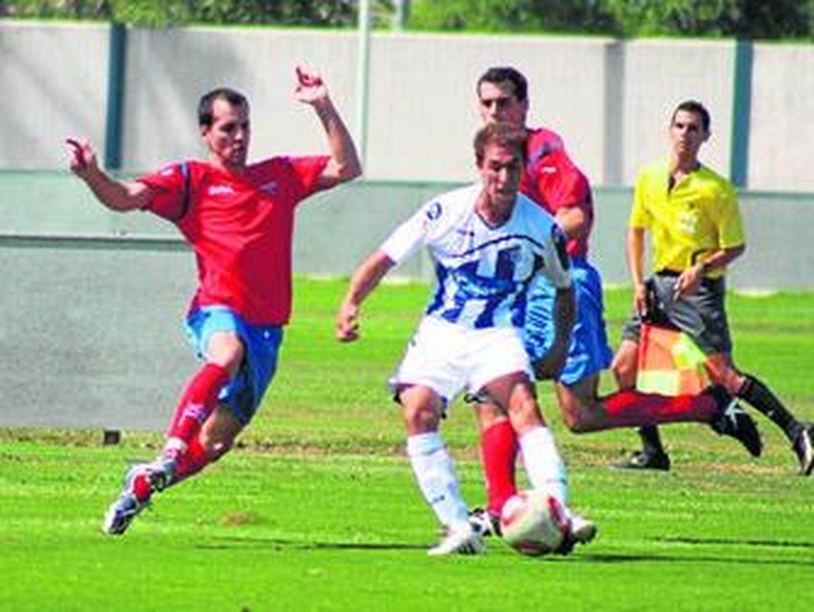 Antonio Cruz (con la pelota en su poder) es baja para este encuentro.