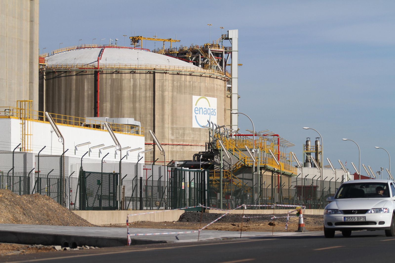 Instalaciones de la empresa gasística en el área del Puerto de Huelva.