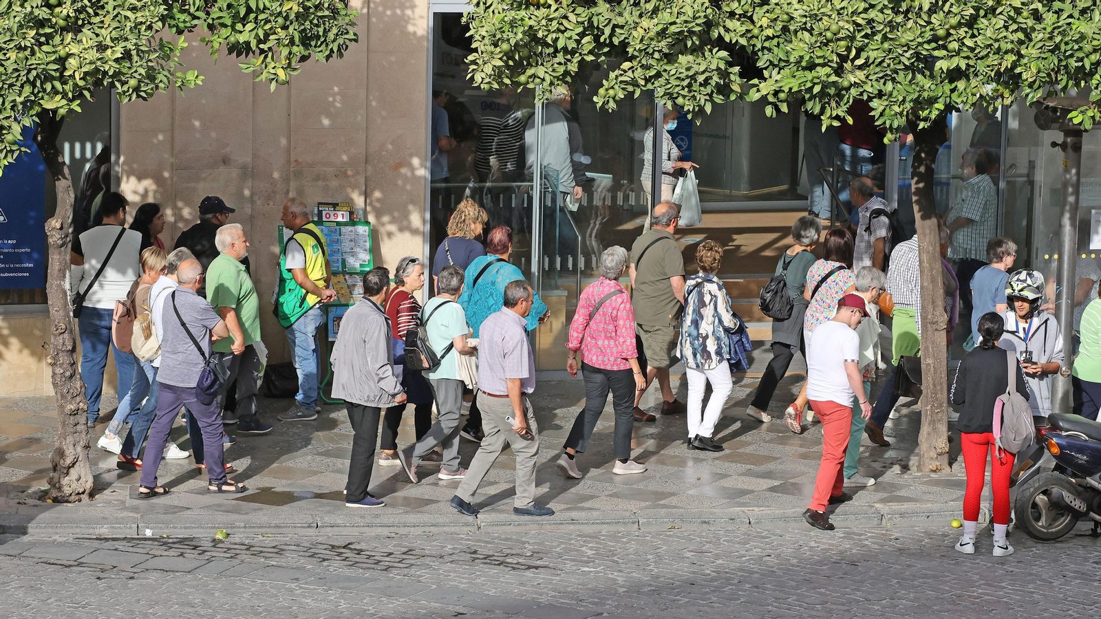 Un grupo de turistas paseando por el centro de Jerez.