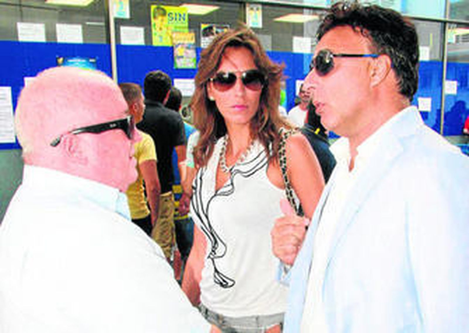 Quique Pina dialoga antes del inicio del Cádiz-La Hoya con el exapoderado de Locos por el Balón, Carlos Medina.